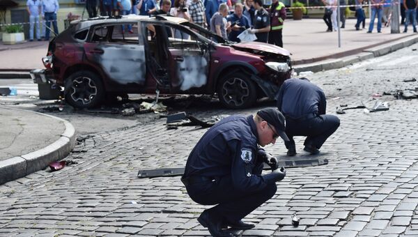 Сотрудники правоохранительных органов на месте взрыва автомобиля, в результате которого погиб журналист Павел Шеремет. Архивное фото