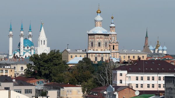 Вид на мечеть Кул-Шариф, Спасскую башню Казанского кремля и Петропавловский собор (слева направо) в Казани. Архивное фото