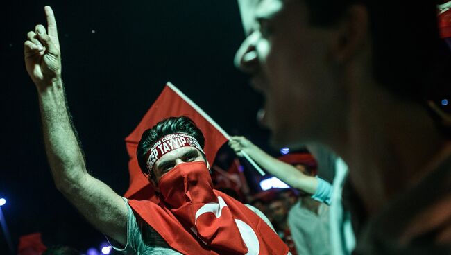 Сторонники президента Турции Эрдогана на митинге на площади Таксим в Стамбуле