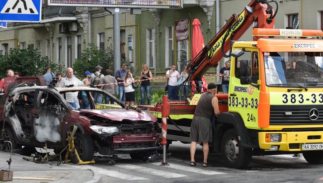 Взорванный автомобиль на перекрестке улиц Богдана Хмельницкого и Ивана Франко, в котором погиб журналист Павел Шеремет