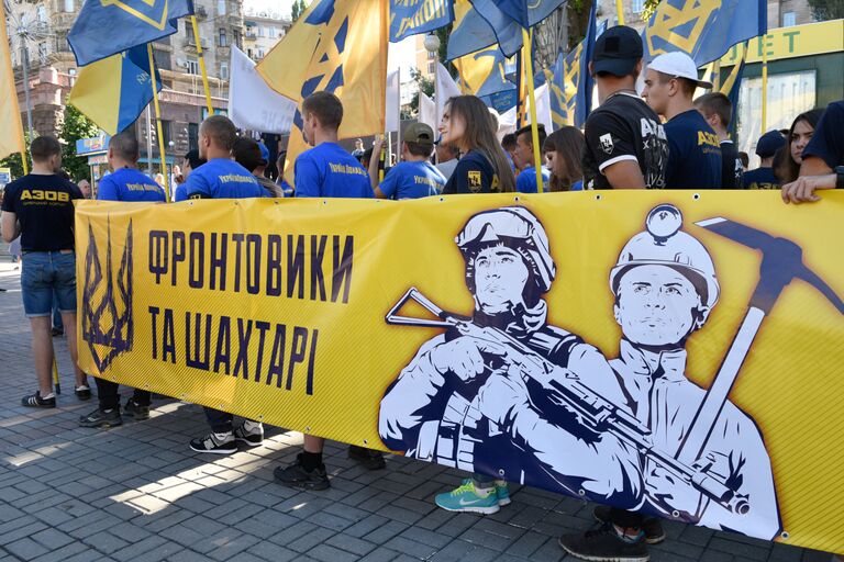 Участники акции протеста шахтёров у здания Кабинета министров Украины в Киеве