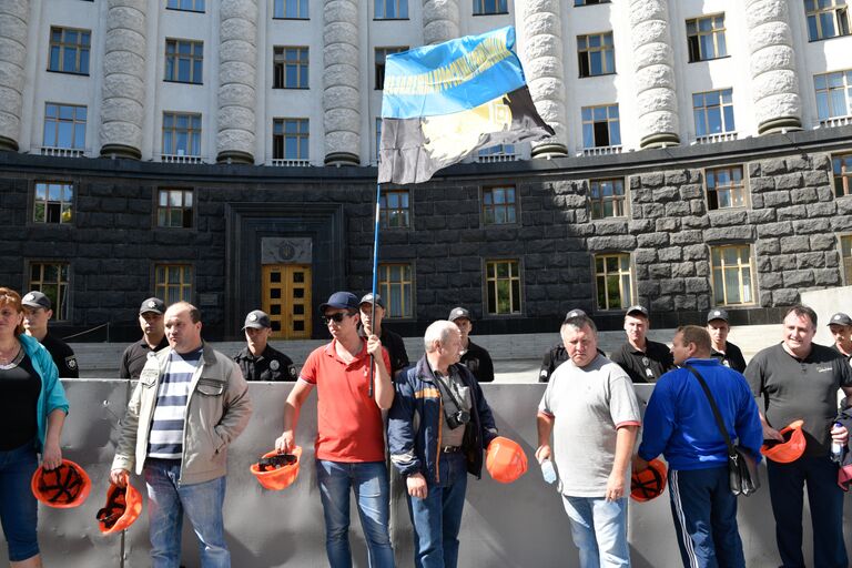 Участники акции протеста шахтёров у здания Кабинета министров Украины в Киеве