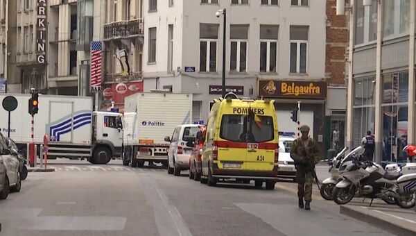 Военный недалеко от места нахождения предполагаемого террориста в Брюсселе. Архивное фото