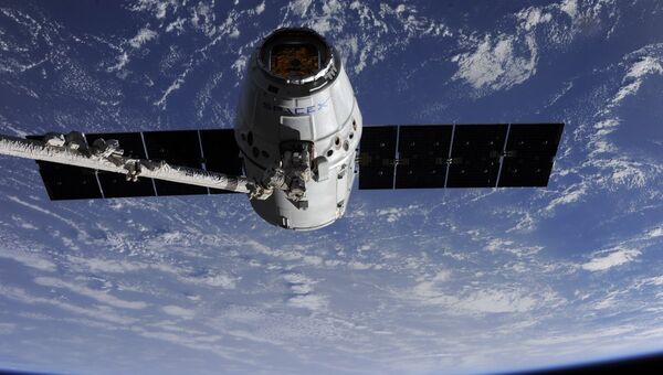 Прибытие космического грузовика Dragon к МКС. Архивное фото