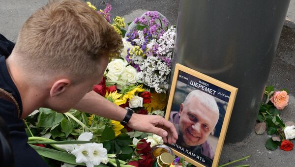 На месте гибели журналиста Павла Шеремета в Киеве. Архивное фото
