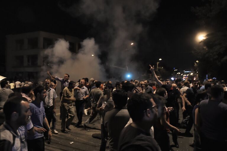 Протестующие во время столкновения с полицейскими на улице близ захваченного в Ереване здания полка патрульно-постовой службы. 21 июля 2016 Протестующие во время столкновения с полицейскими на улице близ захваченного в Ереване здания полка патрульно-постовой службы. 21 июля 2016