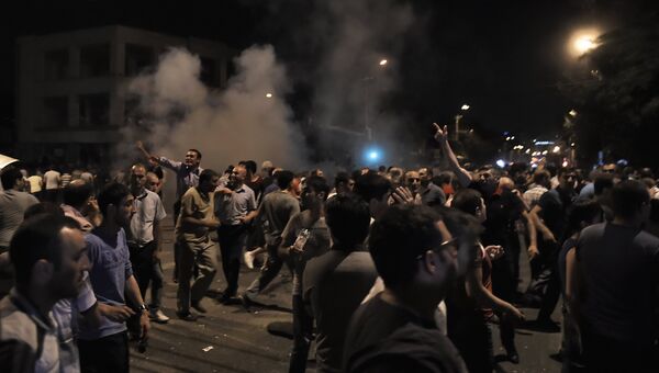 Протестующие во время столкновения с полицейскими в Ереване. Архивное фото