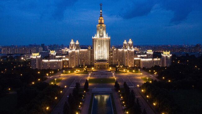 Здание Московского государственного университета имени М.В. Ломоносова в Москве. Архивное фото