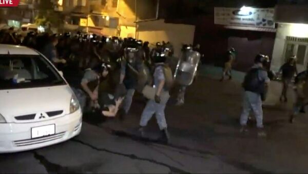 Ереванцы бросали шумовые гранаты и камни в полицейских во время акции протеста
