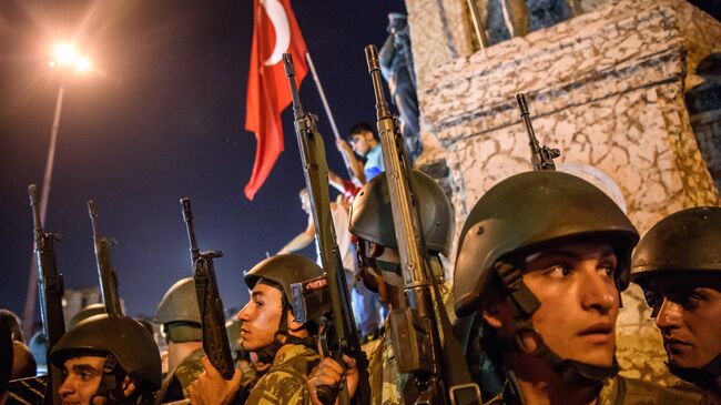 Турецкие военнослужащие во время протеста против военного переворота на площади Таксим в Стамбуле. 16 июля 2016