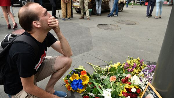 Цветы и свечи на месте гибели журналиста Павла Шеремета. Архивное фото