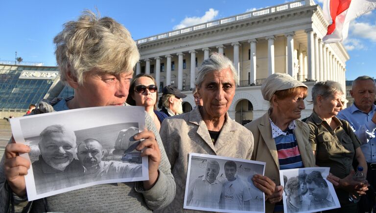 Участники акции памяти журналиста Павла Шеремета в Киеве