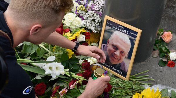 Цветы и свечи на месте гибели журналиста Павла Шеремета