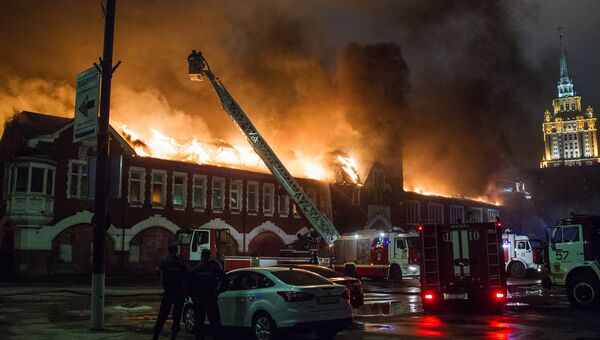 Пожар на территории бывшего пивзавода Трёхгорный (Бадаевский) в Москве