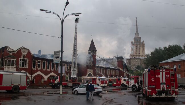 Пожар на территории бывшего пивзавода Трёхгорный (Бадаевский) в Москве