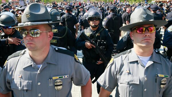 Сотрудники полиции во время акции протеста в Кливленде против полицейского произвола и расизма