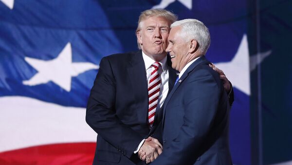 Кандидат в президенты США Дональд Трамп целует кандидата в вице-президенты Майка Пенса во время съезда Республиканской партии в Кливленде. 20 июля 2016