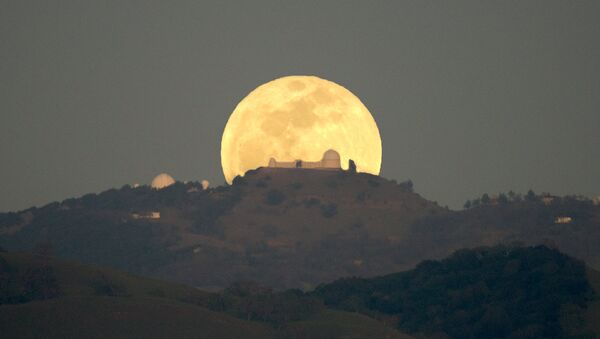 Полная луна в Калифорнии. Архивное фото