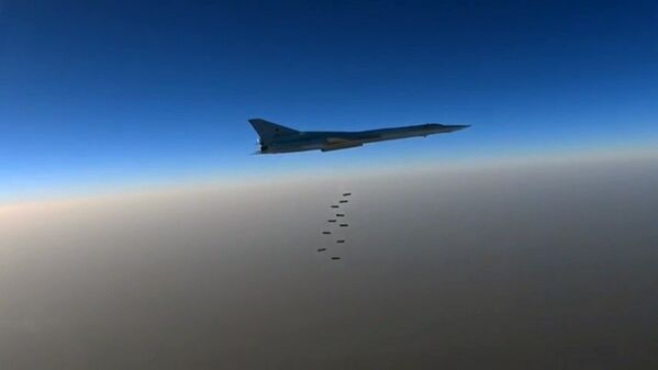 Дальний бомбардировщик ВКС РФ Ту-22м3 во время нанесения бомбовых авиаударов по объектам ИГ в Сирии