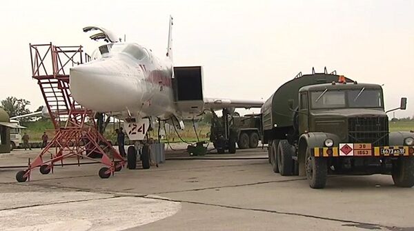 Подготовка дальнего бомбардировщика ВКС РФ Ту-22м3 перед вылетом для нанесения бомбовых авиаударов по объектам ИГ в Сирии