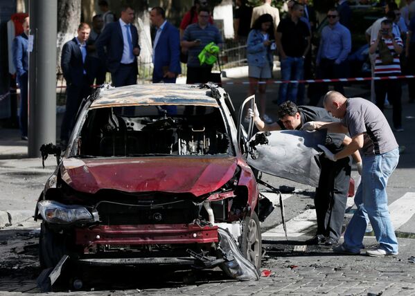 Сотрудники правоохранительных органов на месте взрыва автомобиля, в результате которого погиб журналист Павел Шеремет. Киев, Украина. 20 июля 2016