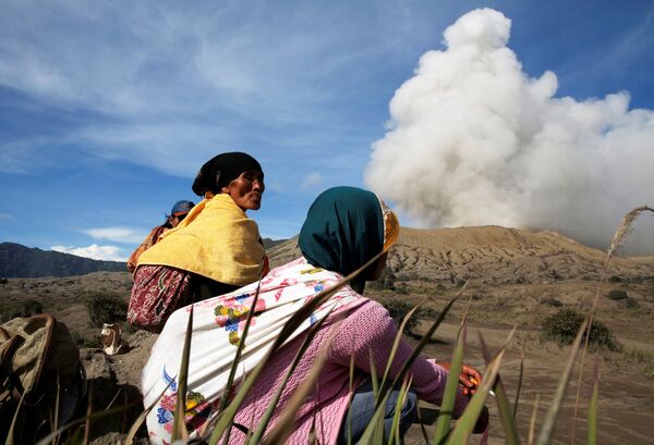 Сельские жители приносят жертвы вулкану горы Бромо в Проболингго