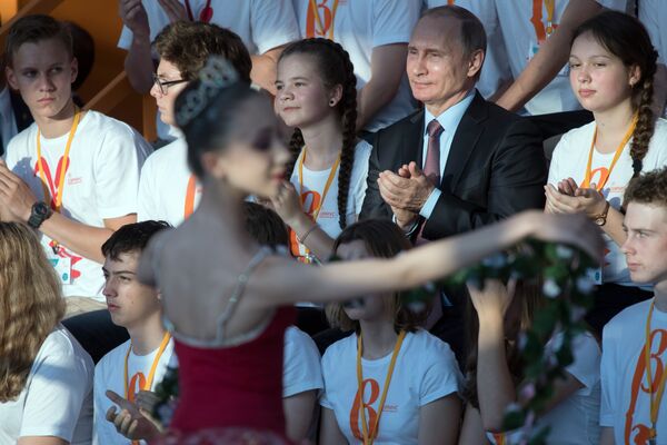 Президент РФ Владимир Путин во время посещения образовательного центра для одарённых детей Сириус в Сочи