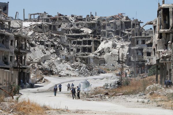 Рабочие на разрушенных улицах Хомса, Сирия