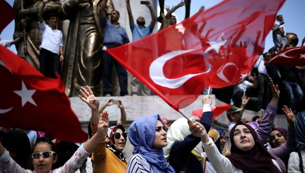 Cторонники президента Турции Тайипа Эрдогана во время демонстрации в Стамбуле. Архивное фото