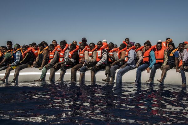 Мигранты ждут эвакуации в Средиземном море