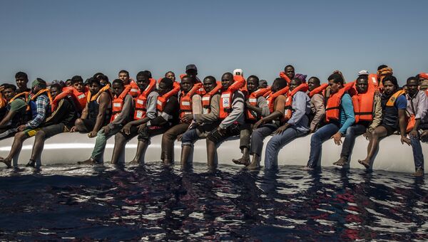 Мигранты ждут эвакуации в Средиземном море.Архивное фото