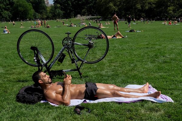 Люди отдыхают в парке Нью-Йорка