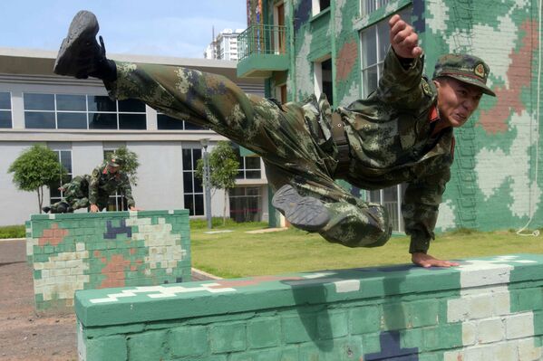 Тренировка военных в городе Наньнин, Китай