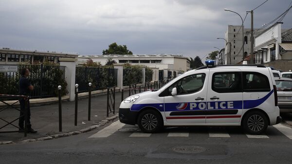 Полицейские автомобили во время антитеррористической операции в пригороде Парижа Аржантее