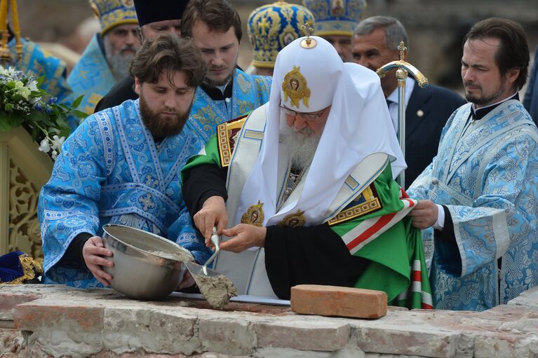 Патриарх Московский и всея Руси Кирилл на церемонии закладки восстанавливаемого храма на месте обретения Казанской иконы Божией Матери