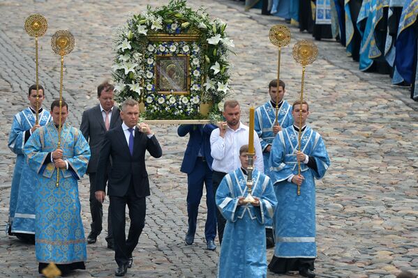 Участники крестного хода несут Казанскую икону Божией Матери перед началом церемонии закладки восстанавливаемого храма на месте обретения иконы