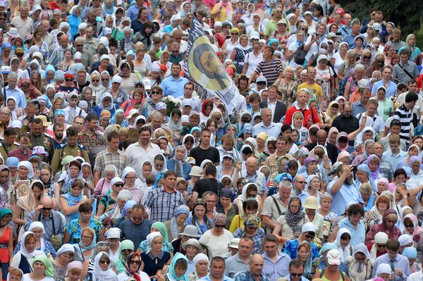 Верующие во время крестного хода перед началом церемонии закладки восстанавливаемого храма на месте обретения Казанской иконы Божией Матери