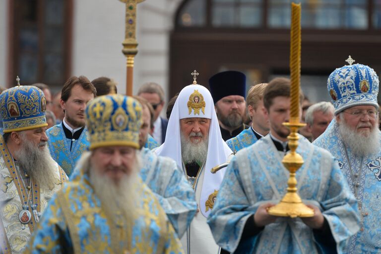 Патриарх Московский и всея Руси Кирилл во время крестного хода перед началом церемонии закладки восстанавливаемого храма на месте обретения Казанской иконы Божией Матери