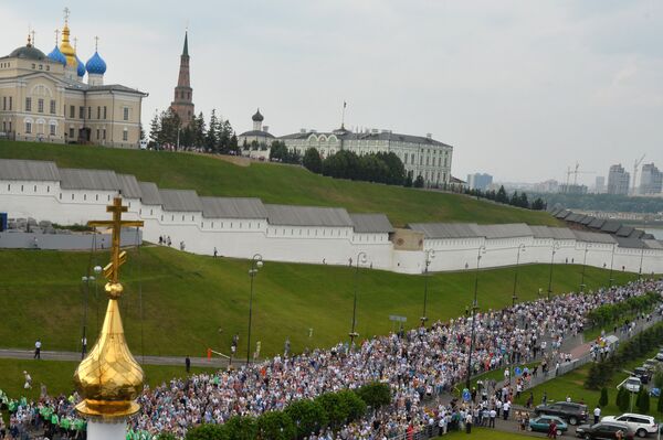 Верующие во время крестного хода перед началом церемонии закладки восстанавливаемого храма на месте обретения Казанской иконы Божией Матери