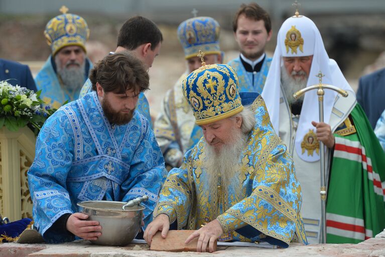 Митрополит Казанский и Татарстанский Феофан на церемонии закладки восстанавливаемого храма на месте обретения Казанской иконы Божией Матери