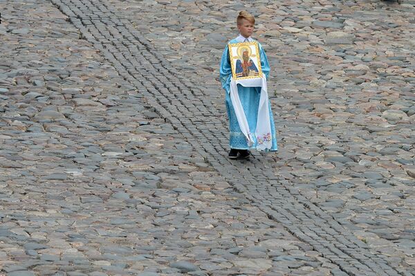 Участник крестного хода перед началом церемонии закладки восстанавливаемого храма на месте обретения Казанской иконы Божией Матери