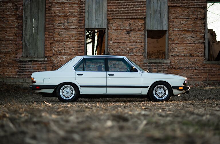 Автомобиль BMW 5 серии в кузове E28 Автомобиль BMW 5 серии в кузове E28