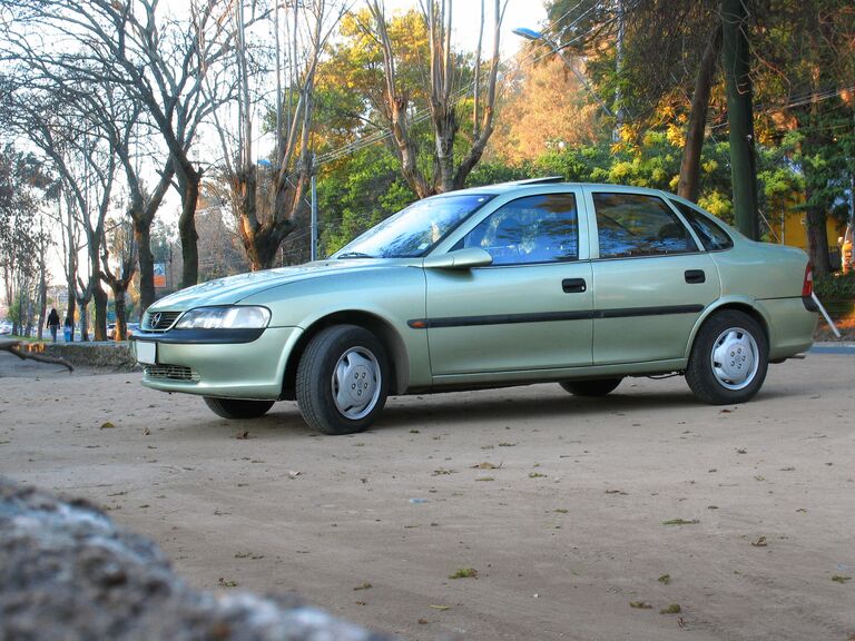 Автомобиль Opel Vectra 1997 года выпуска Автомобиль Opel Vectra 1997 года выпуска