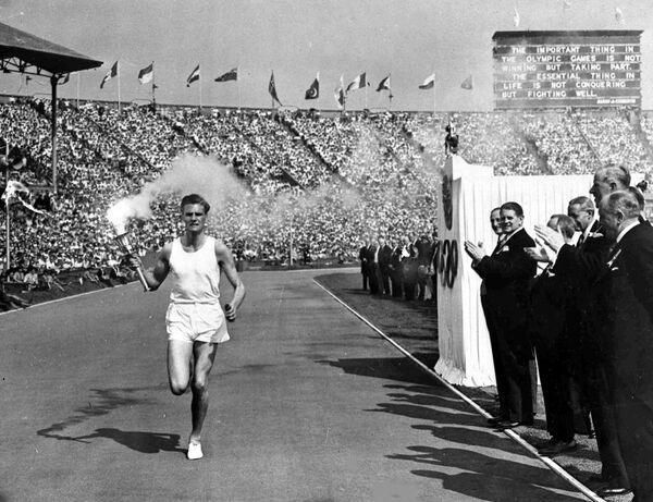 Британский спортсмен Джон Марк на церемонии открытия летних Олимпийских игр в Лондоне. 1948 год Британский спортсмен Джон Марк на церемонии открытия летних Олимпийских игр в Лондоне. 1948 год