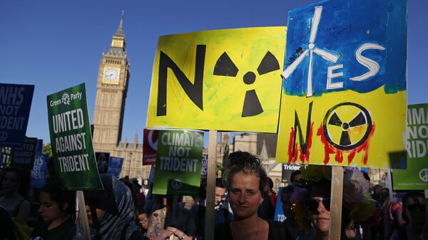 Акция протеста против модернизации ядерного щита Британии у здания парламента в Лондоне