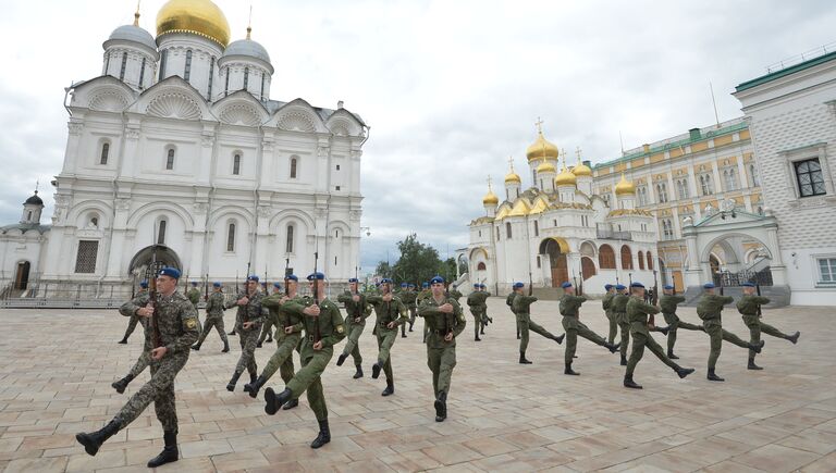 Военнослужащие Президентского полка во время строевой подготовки