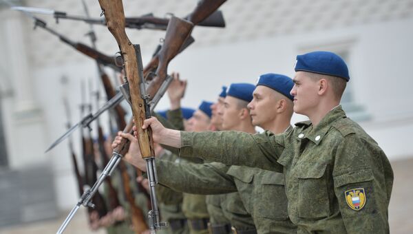 Солдаты Президентского полка отрабатывают строевые приемы