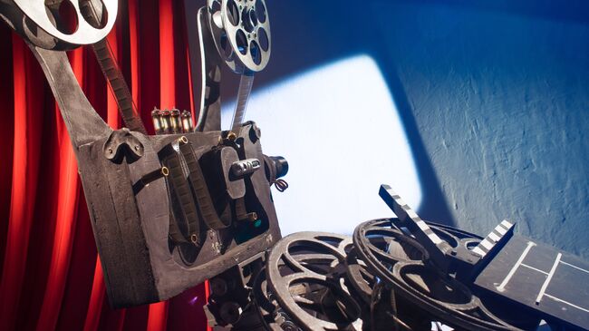 Кинопроектор и катушки с фильмами. архивное фото