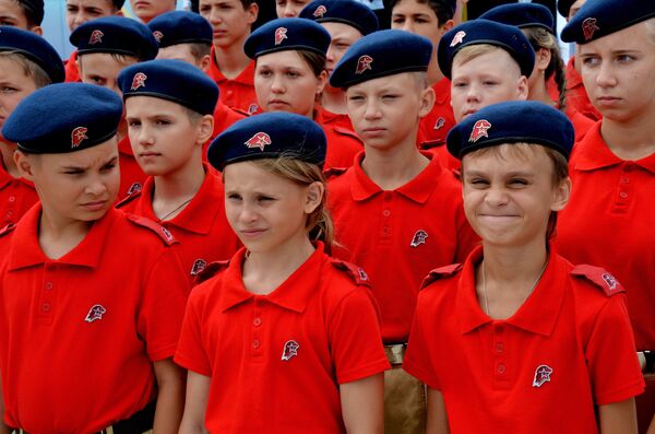 Участники молодежного военно-патриотического движения Юнармия на торжественной церемонии принятия присяги во Всероссийском детском центре Океан