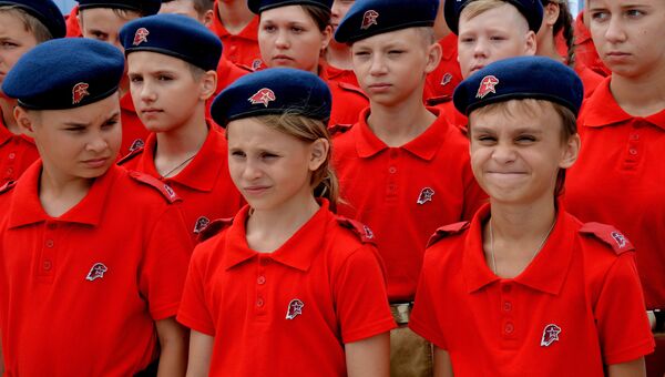 Участники молодежного военно-патриотического движения Юнармия на торжественной церемонии принятия присяги во Всероссийском детском центре Океан
